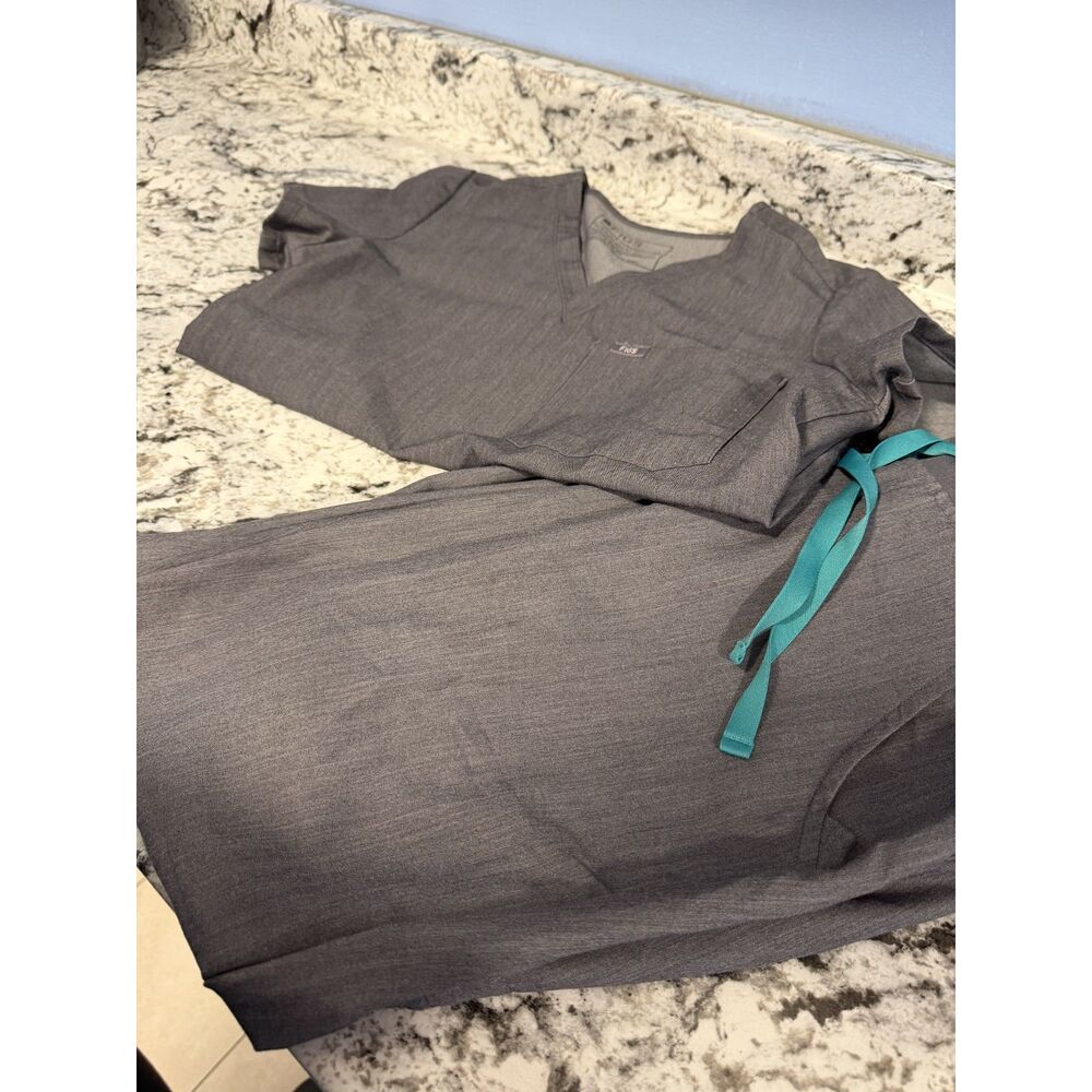 FIGS scrub set Top Xs and Pants S